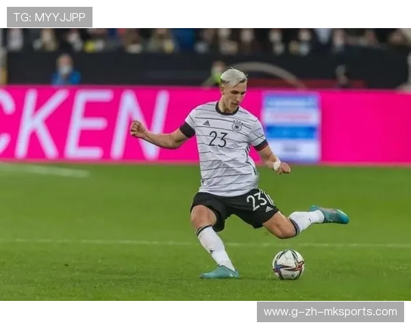 多特全队前移压迫，施洛特贝克的大胆上抢非常关键